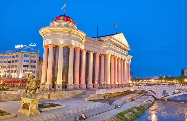 Modern stadscentrum 's nachts in Skopje, Macedonië — Stockfoto