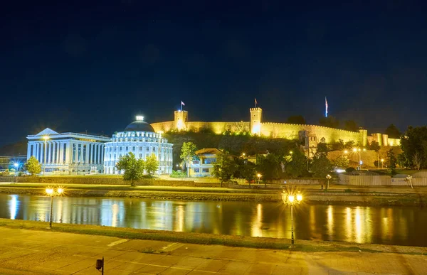 Üsküp' te geceleri modern şehir merkezi, Makedonya — Stok fotoğraf