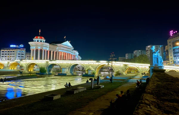 Üsküp' te geceleri modern şehir merkezi, Makedonya