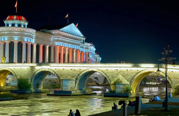 Üsküp' te geceleri modern şehir merkezi, Makedonya