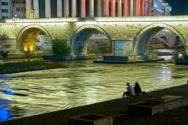 Üsküp' te geceleri modern şehir merkezi, Makedonya