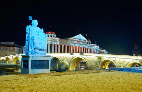 Üsküp' te geceleri modern şehir merkezi, Makedonya