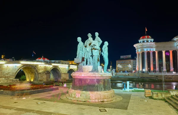 Modern stadscentrum 's nachts in Skopje, Macedonië — Stockfoto