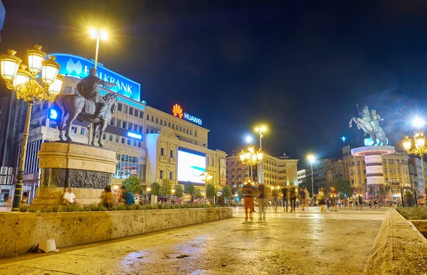 Moderní městské centrum v noci ve Skopje, Makedonie — Stock fotografie