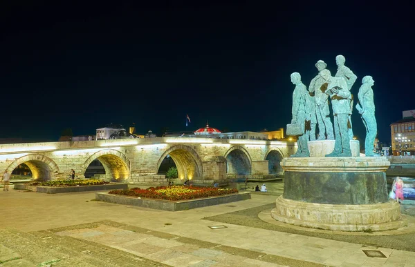 Modern stadscentrum 's nachts in Skopje, Macedonië — Stockfoto