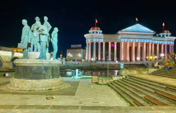 Üsküp' te geceleri modern şehir merkezi, Makedonya