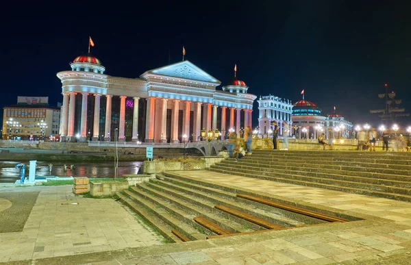 Moderní městské centrum v noci ve Skopje, Makedonie — Stock fotografie