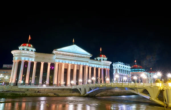 Centre-ville moderne la nuit à Skopje, Macédoine — Photo