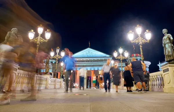 Moderní městské centrum v noci ve Skopje, Makedonie — Stock fotografie