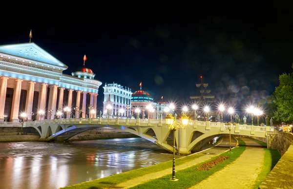 Modernes Stadtzentrum bei Nacht in Skopje, Mazedonien — Stockfoto