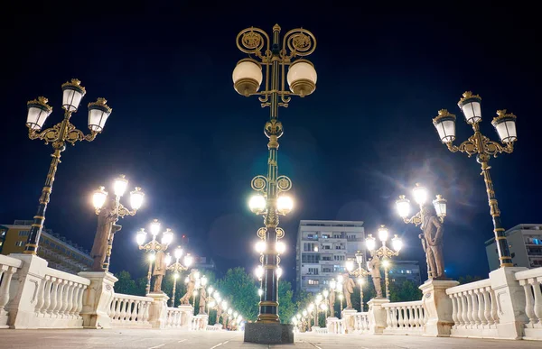 Modernes Stadtzentrum bei Nacht in Skopje, Mazedonien — Stockfoto