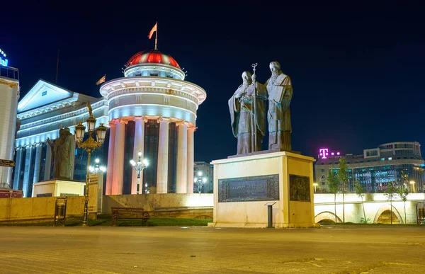 Moderní městské centrum v noci ve Skopje, Makedonie — Stock fotografie