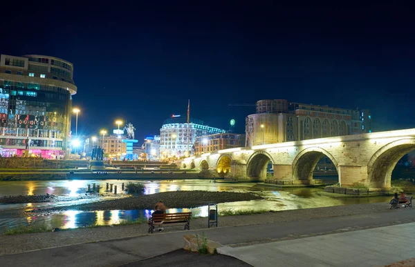 Üsküp' te geceleri modern şehir merkezi, Makedonya — Stok fotoğraf