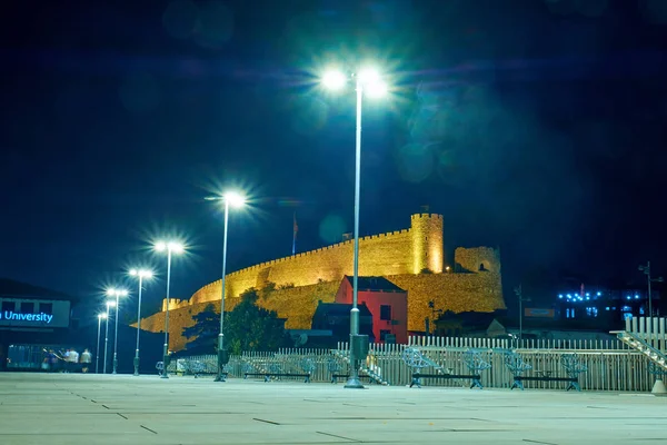 Moderní městské centrum v noci ve Skopje, Makedonie — Stock fotografie