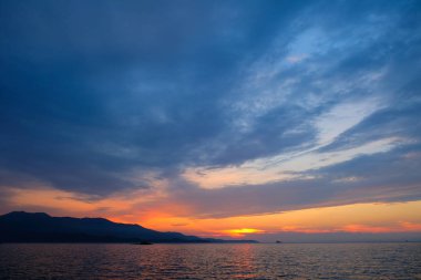 Denizin üzerinde güzel bir gün batımı 