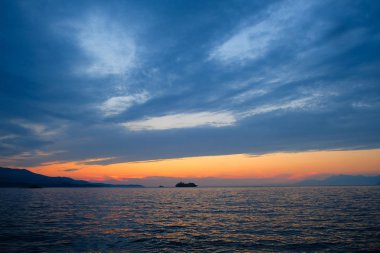 Denizin üzerinde güzel bir gün batımı 