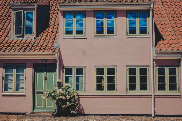 Mooi oud gebouw in Odense, Denemarken. — Stockfoto