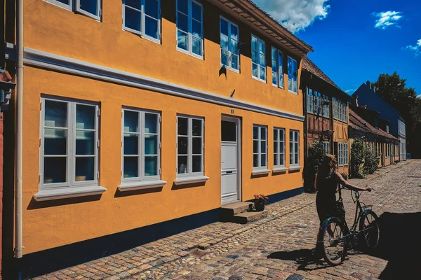 Hermoso edificio antiguo en Odense, Dinamarca . —  Fotos de Stock