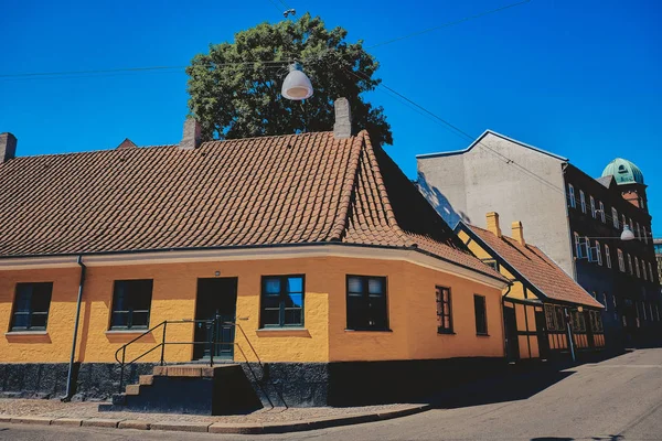 Hermoso edificio antiguo en Odense, Dinamarca . — Foto de Stock