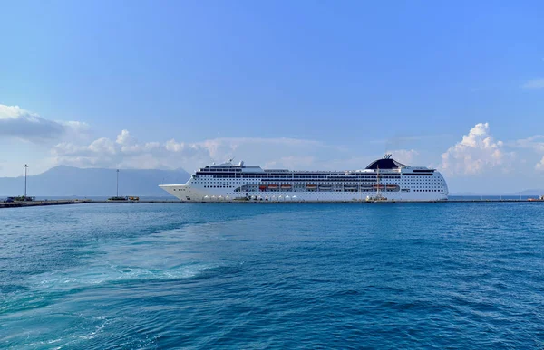 Kreuzfahrtschiff im Hafen — Stockfoto