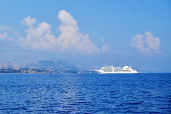 Большое облако над островами Ионического моря — стоковое фото