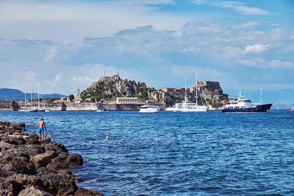 Fortaleza velha de Corfu e mar — Fotografia de Stock