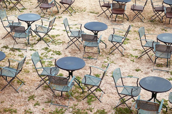 Chaises et tables vides — Photo