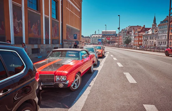 Klasyczny amerykański czerwony stary samochód — Zdjęcie stockowe