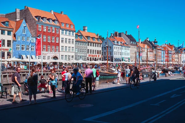 Nyhavn é um distrito de canal e entretenimento em Copenhague — Fotografia de Stock