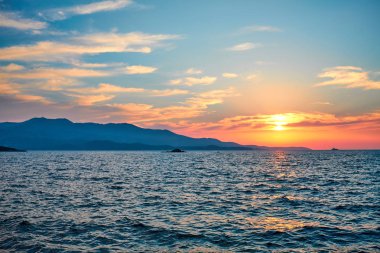 Denizin üzerinde güzel bir gün batımı 