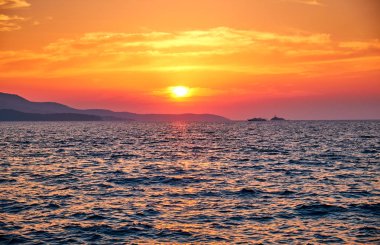 Denizin üzerinde güzel bir gün batımı 