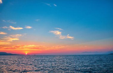 Denizin üzerinde güzel bir gün batımı 