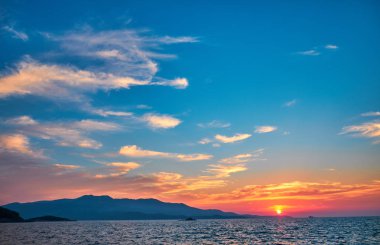 Denizin üzerinde güzel bir gün batımı 