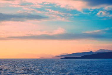 Denizin üzerinde güzel bir gün batımı 