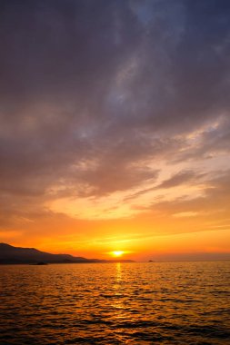 Denizin üzerinde güzel bir gün batımı 