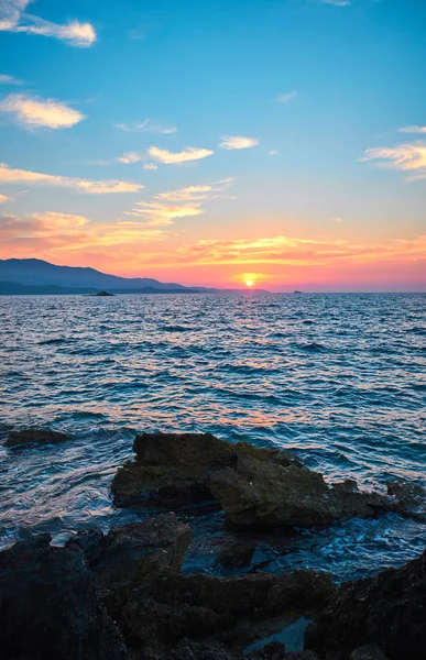 Denizin üzerinde güzel bir gün batımı 