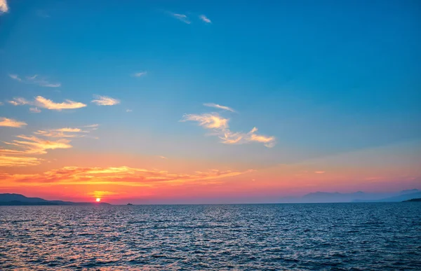 Denizin üzerinde güzel bir gün batımı 