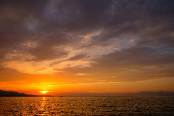 Belo pôr do sol sobre o mar — Fotografia de Stock