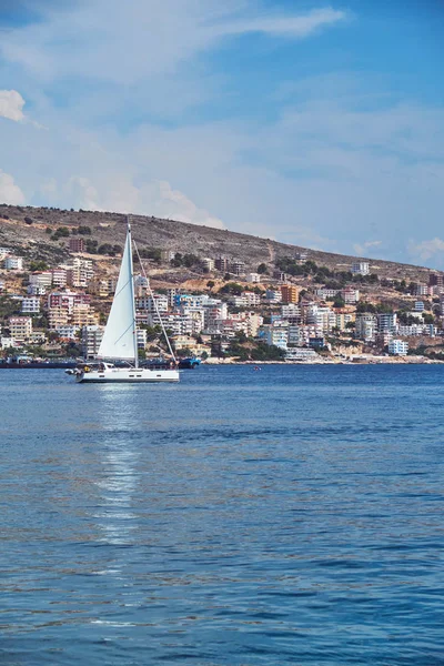 Pohled na břeh Saranda, Albánie — Stock fotografie