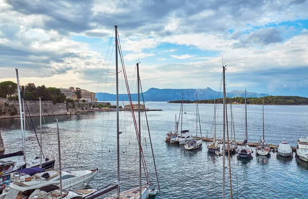 Iates perto da cidade velha de Corfu — Fotografia de Stock