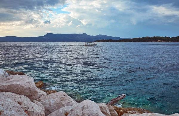 Denizde küçük bir tekne.