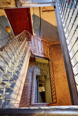 Eski yapıda eski ahşap basamaklar
