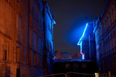 Lviv neon ışıkları ile eski bina