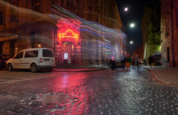 Carrefour dans la vieille ville la nuit. Lviv — Photo