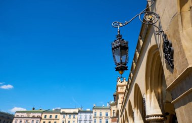 Gökyüzüne karşı eski fener