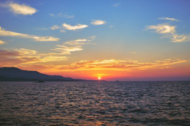 Güzel gün batımı deniz manzarası