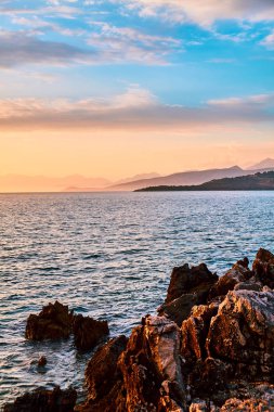 Güzel gün batımı deniz manzarası