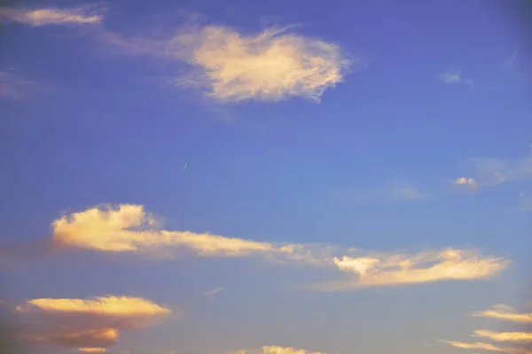 Beau ciel au coucher du soleil et la lune — Photo