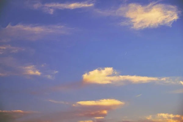 Krásná obloha při západu slunce a měsíce — Stock fotografie