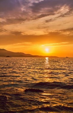 Güzel gün batımı deniz manzarası